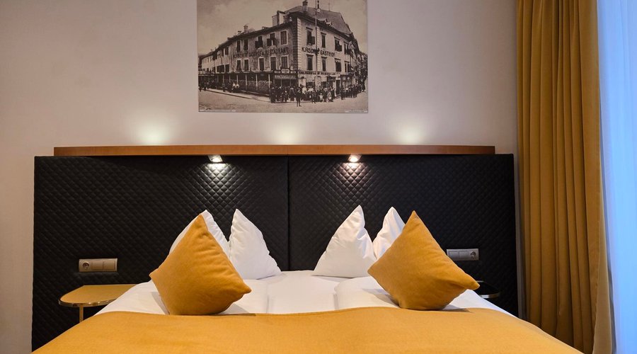 Doppelzimmer Premium Businesszimmer ab 23m² mit großem Badezimmer Dusche/WC, Haartrockner, teilweise Hosenbügler, Telefon, Flachbild-TV, Safe, Klimaanlage und Empfangs-Tablett