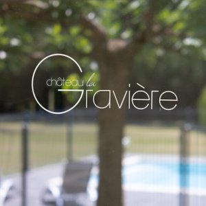 Profitez de notre grande piscine sans modération, elle reste ouverte sans limite d'horaires.
N'hésitez pas à demander nos rafraichissements par les chaudes après-midi d'été ou un verre de vin du Médoc en profitant du coucher de soleil.
