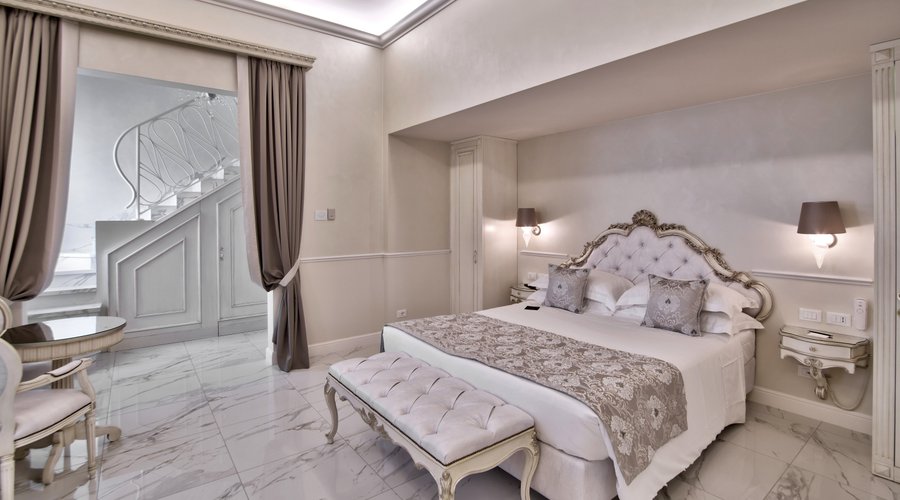 Suite Deluxe con Sauna, Vasca da Bagno con Idromassaggio e Accesso Spa Per una vacanza da sogno, la Suite Deluxe del The Moon è una camera lussuosa e romantica su due livelli, finemente arredata e dotata di comfort esclusivi. Al piano terra un’ampia camera con letto matrimoniale e piccolo bagno annesso. Al piano superiore una magnifica vasca idromassaggio Jacuzzi con vista sulle stelle, sauna privata e bagno con doccia a pioggia Jacuzzi.