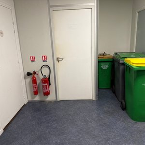 L’appartement est la porte de gauche en face des poubelles !