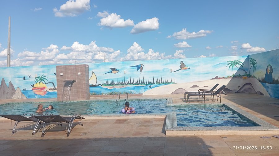 Piscina maravilhosa com parte rasa pra crianças.