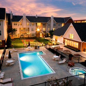 Outdoor Pool & Sportscourt