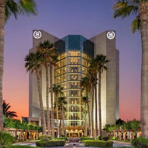 Hotel Exterior - Evening