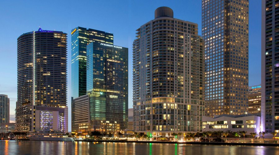Exterior of Met Miami at Night