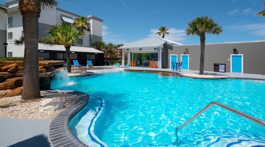 Outdoor Resort-Style Pool