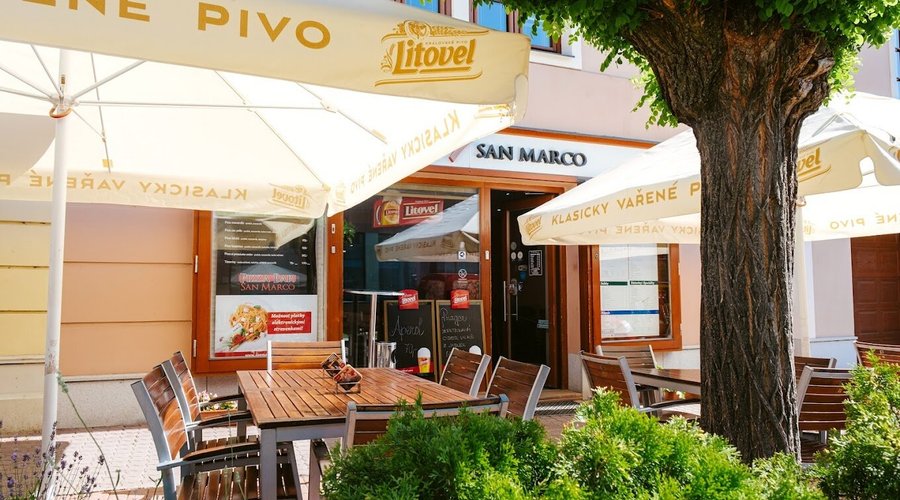 Comfortable outdoor seating at Pizzeria San Marco, where you can enjoy great food and refreshing drinks in a relaxed atmosphere.