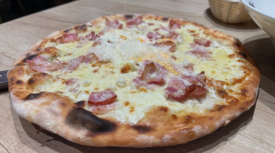 Pizza carbonara muy rica. Masa excelente y bien preparada 