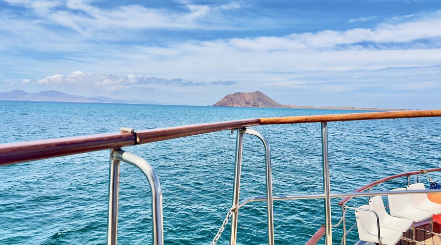 Desde la proa del ferry Majorero, disfruta de una vista espectacular de Isla de Lobos mientras navegas hacia uno de los destinos más hermosos de Fuerteventura
