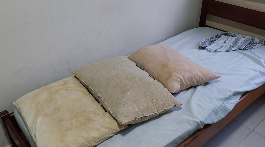 Olha como estava os travesseiros do quarto que me hospedei! Um horror 