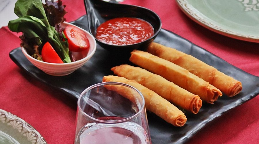 Discover the rich flavors of Turkish and Ottoman cuisine, where tradition and taste meet. From delicious kebabs to traditional appetizers, there are traces of history and taste in every bite.

Gelenek ve lezzetin buluştuğu yerde, Türk ve Osmanlı mutfağının zengin tatlarını keşfedin. Lezzetli kebaplardan geleneksel aperatiflere kadar her lokmada tarihin ve damak zevkinin izleri var.