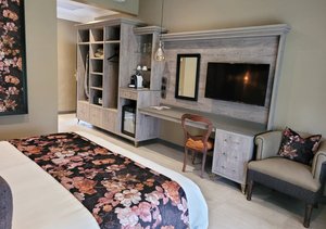Room & Suite