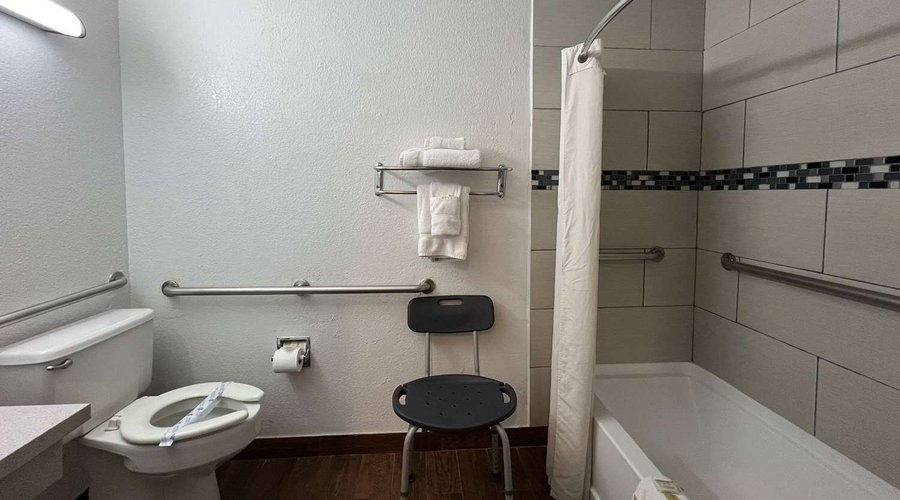 Guest room bath