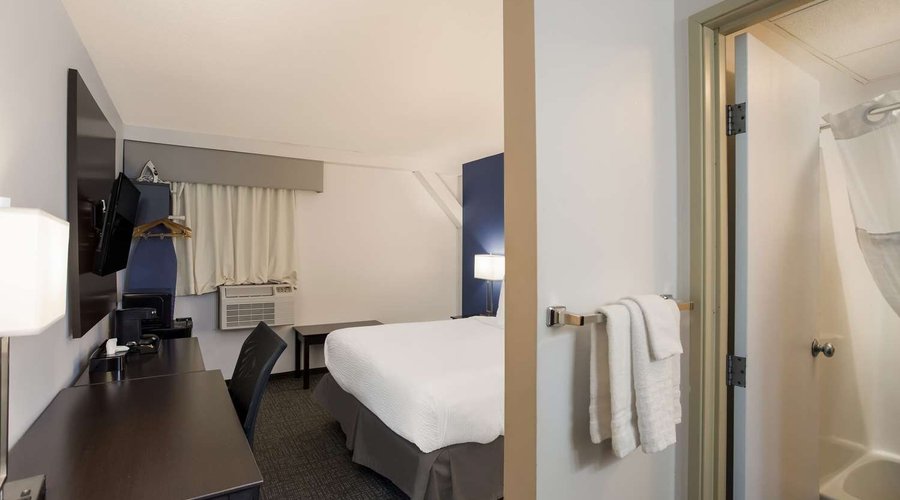 Single Queen Guestroom
