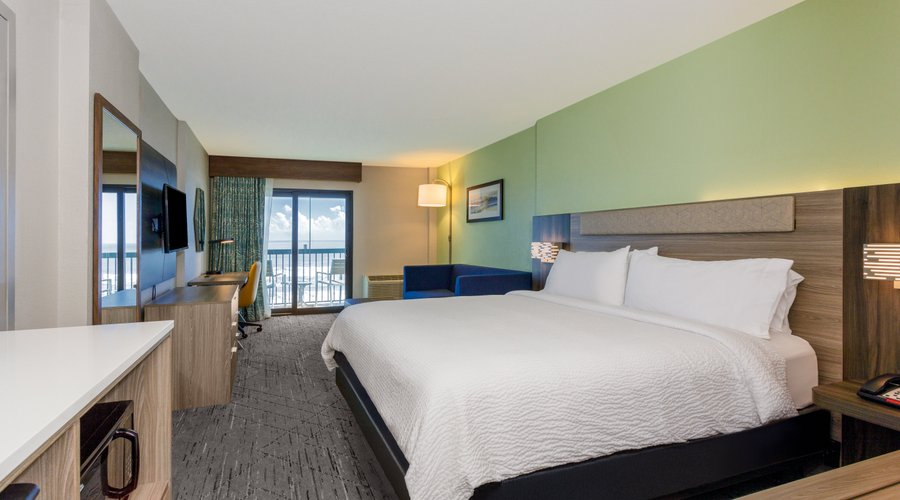 Deluxe Accessible Room with Sleeper Sofa