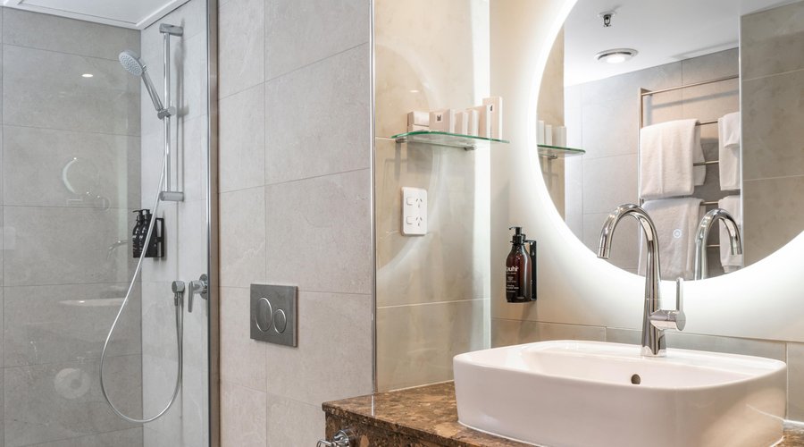 Deluxe 1 King with Hot Tub - Bathroom