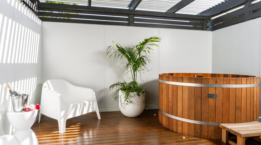 Deluxe 1 King with Hot Tub