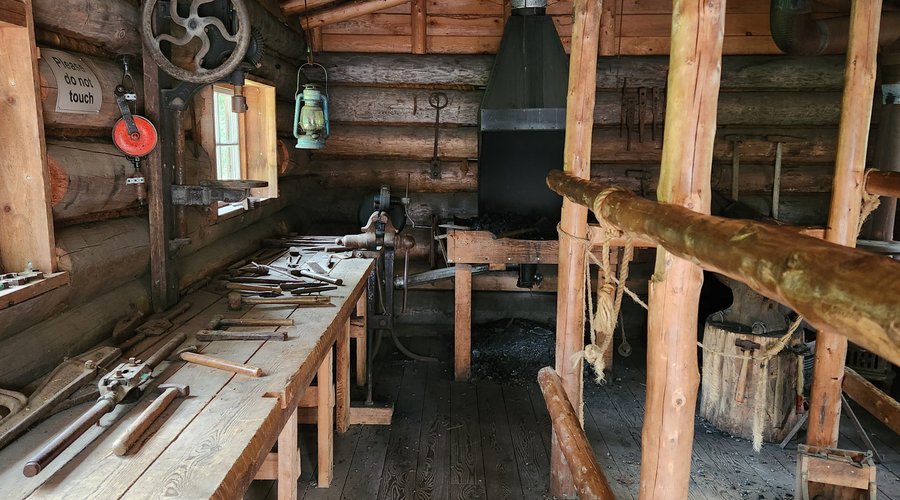 Horse shoe fitting cabin