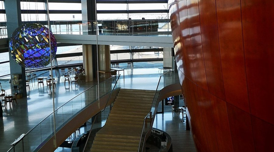 Opera på Holmen fra 2005. Arkitekt var Henning Larsen.