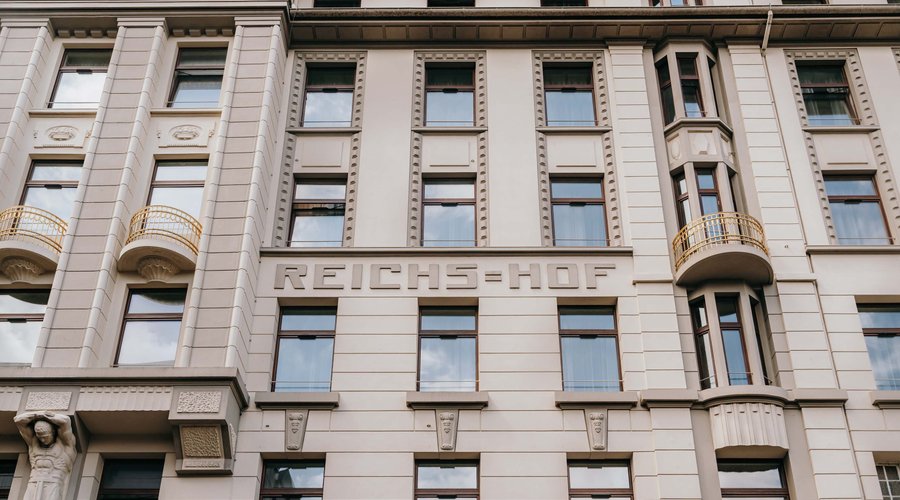 Reichshof Hotel Hamburg Welcome to Reichshof Hotel Hamburg – a hotel with a deep-rooted history, located in the very heart of the city.