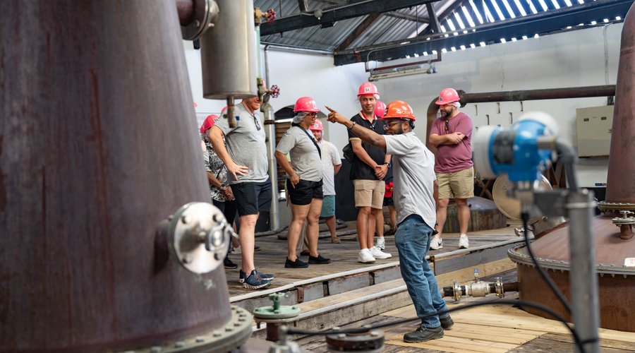 Guide show visitors the Old stills