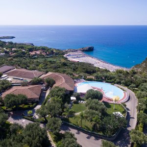 Panoramica del villaggio con piscina e spiaggia.