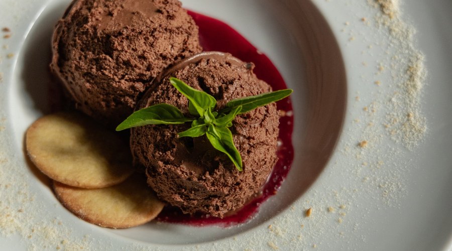 Mousse de chocolate 50% , aerado e aveludado com calda cítrica de frutas vermelhas.