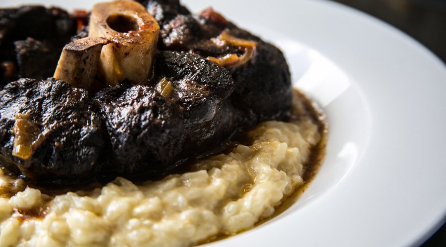 Beef Ossobuco (12 oz) - Ossobuco de res (Sugerencia de la casa, acompañado con Risotto).