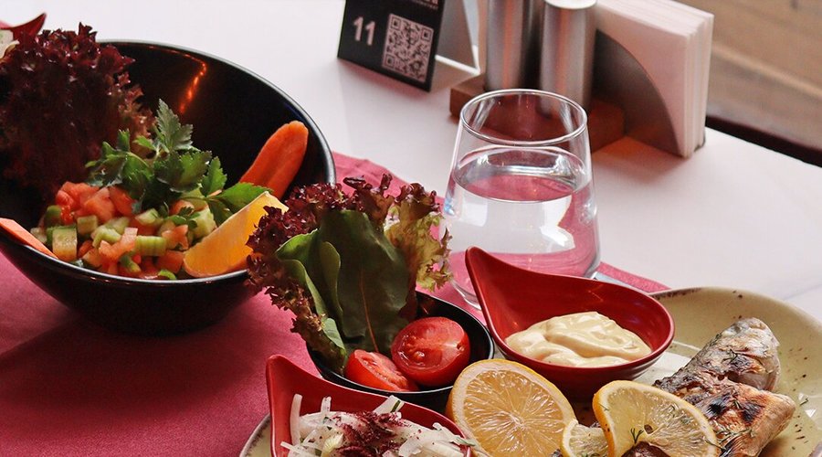 Get ready for a perfect taste experience with freshly grilled fish, carefully prepared side dishes and a delicious salad!


Taze ızgara balık, özenle hazırlanan garnitürler ve nefis bir salata ile mükemmel bir lezzet deneyimine hazır olun! 