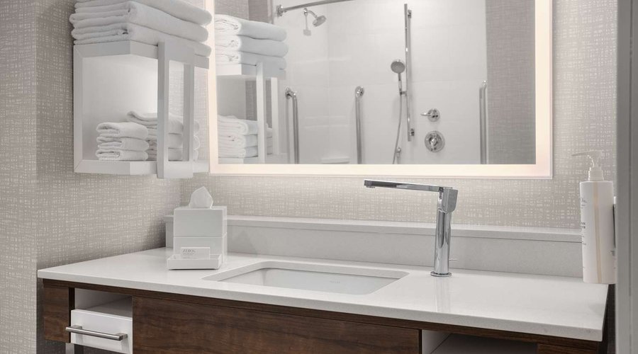 Guest room bath