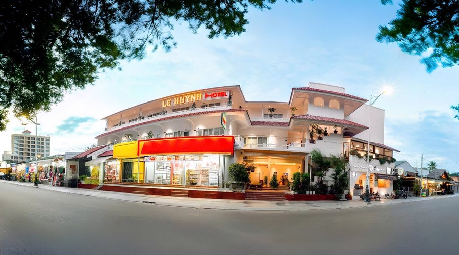 Lê Huỳnh Hotel – Vừa được nâng cấp và sửa chữa 01/2025, vị trí thuận tiện giúp du khách dễ dàng tiếp cận bãi biển, nhà hàng, quán cà phê và nhiều địa điểm tham quan nổi tiếng. Có điểm nhấn với ban công chung rộng rãi, tầm nhìn hướng phố, nơi lý tưởng để thư giãn, ngắm nhìn phố xá sôi động, tận hưởng không khí trong lành của Mũi Né. Quý khách còn được tiếp cận hồ bơi và bãi tắm riêng hoàn toàn miễn phí với sự liên kết cùng Novela Muine Resort, giúp kỳ nghỉ trở nên trọn vẹn hơn mà vẫn tiết kiệm. 