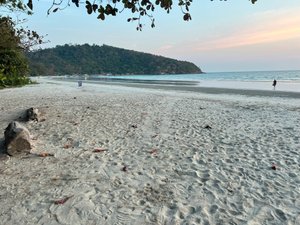 สระว่ายน้ำและชายหาด