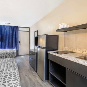 Guest room with double bed(s)