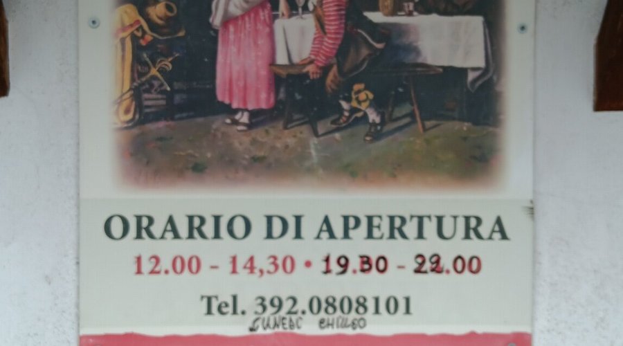 L'insegna all'entrata del ristorante.