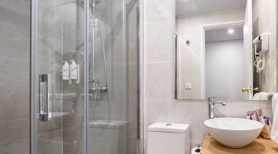 Begin your most cosmopolitan holiday by enjoying our bed and breakfast hotel close to the Sagrada Familia. Just a short distance away from the Sant Pau modernist complex and only 30 minutes from Plaça de Catalunya, the htop BCN City hotel is ideal for people wishing to visit all the popular spots in Barcelona while staying in the heart of the district of Horta-Guinardó.