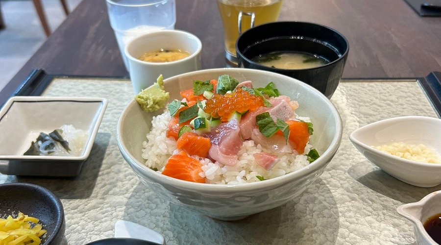 お部屋も少し広めで、朝食のタコ入り海鮮丼の歯応えが魅力です
