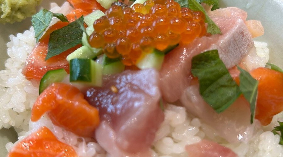 お部屋も少し広めで、朝食のタコ入り海鮮丼の歯応えが魅力です