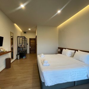Beautiful hotel, nice and cozy. Located around Bueng Khong Long and just 15 mins to Naka Cave. Recommend.