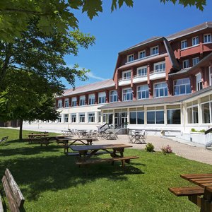 Situé au village d’Autrans-Méaudre en Vercors, à 1050 m d’altitude, le village vacances l’Escandille est le cadre idéal pour des vacances paisibles et ressourçantes en famille ou entre amis.  En chambre double, familiale ou en location, en pension complète ou en demi-pension, en mode sportif ou détente, en séjour randonnée ou touristique, en solo ou en duo, en été comme en hiver… Aucun doute, vous trouverez forcément votre bonheur dans l’une de nos différentes formules