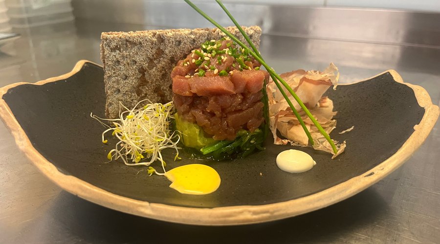 Tartar de atún con guacamole y wacame