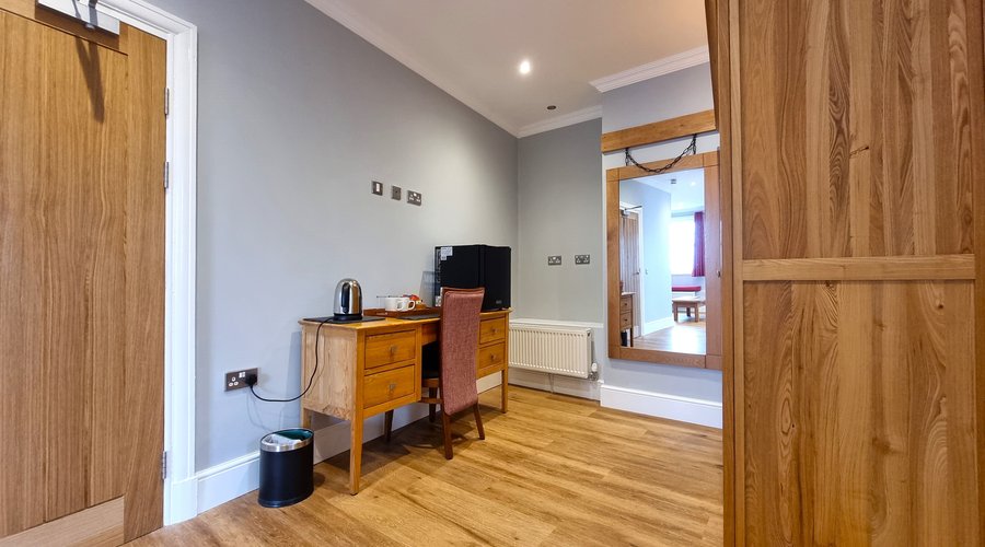 Suite 201 - Dressing room with tea and coffee facilities