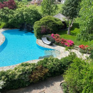 Ballguthof ist ein sehr ruhig gelegenes-Boutique-Hotel im historischen Ortskern von Lana, neben dem Golfplatz, am Beginn der Südtiroler Weinstraße, umrahmt von eigenen Weinbergen und großer Gartenanlage, Outdoor-Pool mit Salzwasser, solargeheizt, Bio-Schwimmteich, Sandtennisplatz und viel Platz für mich alleine um zu entspannen und relaxen, ob im Schatten eines Baumes oder die Sonnenstrahlen genießen 12.000 m² Grün Die SPA Anlage mit verschiedenen Saunen, Infrarotkabine, Whirlpool, Hallenbad,