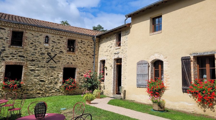 Maison d'Hôtes Chemille-en-anjou,  ou dormir à chemillé 49120 ? Le Moulin de Drapras, comme  à l'hôtel... avec petit déjeuner compris.
Une maison d'Hôtes au Pays des plantes médicinales, à 2 pas de Camifolia, au cœur des jardins d'Anjou, à 30 minutes de terrabotanica, du parc oriental de Maulévrier et des jardins de la rose à Doué la Fontaine, et aussi à seulement 40 minutes du parc du Puy du fou, 