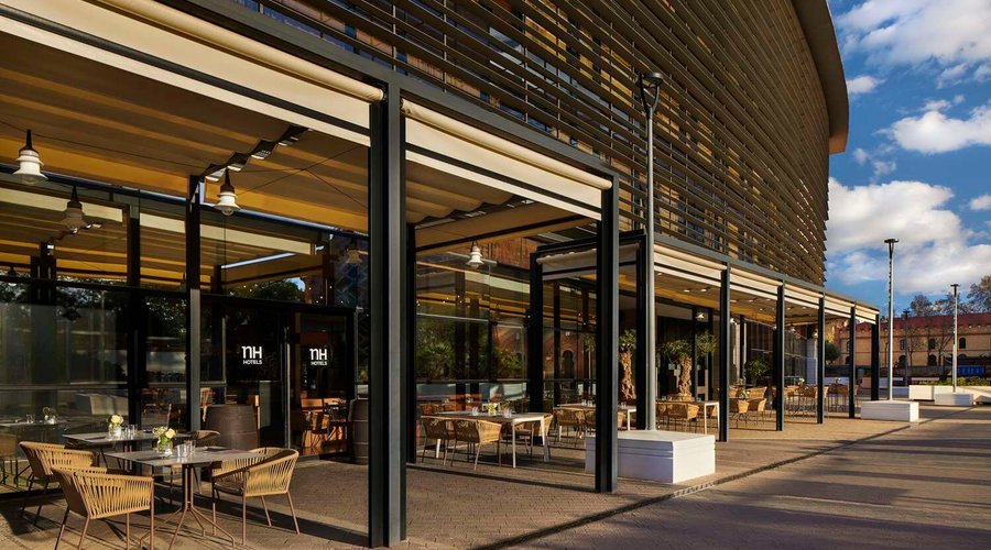 NH Plaza de Armas Restaurant exterior terrace Tablafina daylight