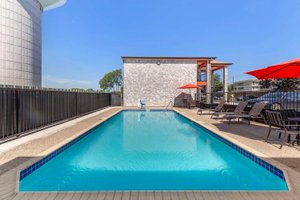 Pool & Beach