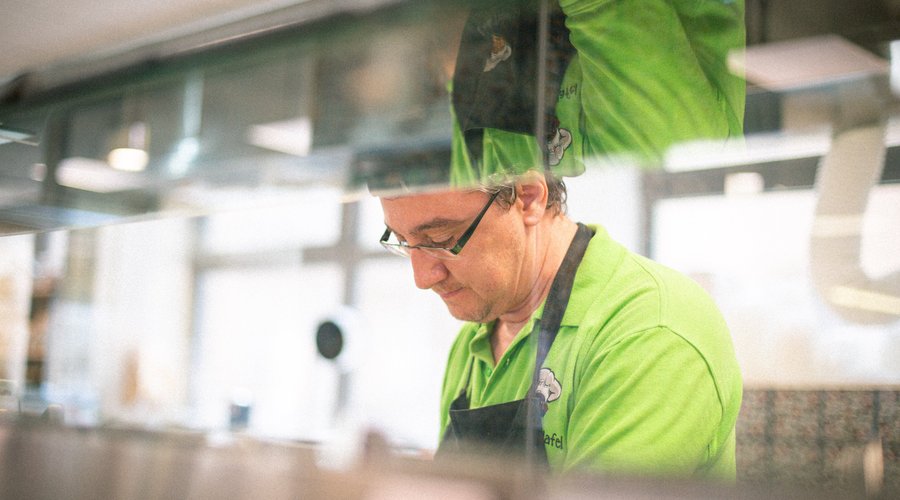 Nos équipes préparent chaque plat avec passion pour vous offrir une expérience savoureuse. Elles se feront une joie de vous accueillir et de partager avec vous leur savoir-faire culinaire. 