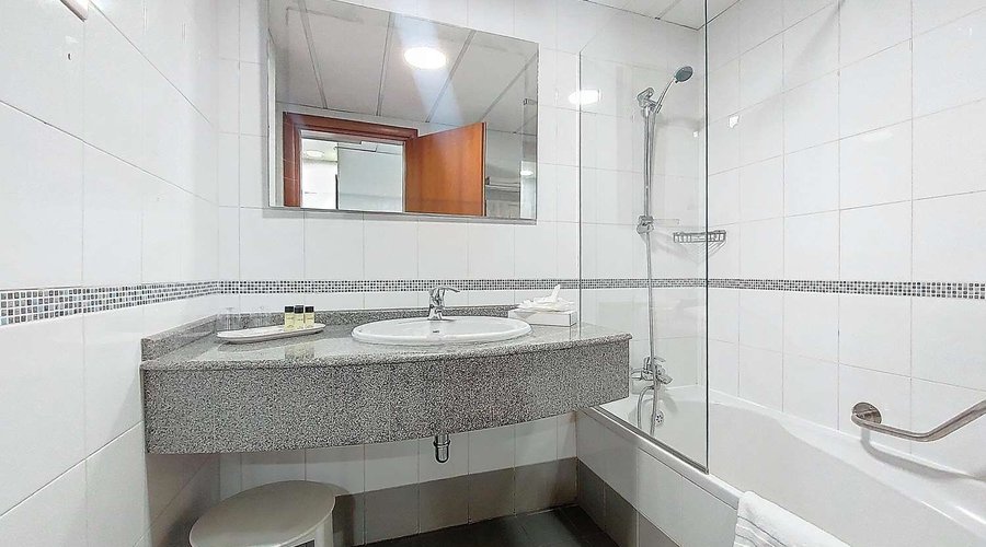 Guest room bath