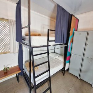 Cama en dormitorio de 12 personas mixto compartido. La habitación cuenta con aire acondicionado, baño y ducha afuera de la habitación, camas con cortina para mantener su privacidad, casillero de seguridad para que guarde sus cosas de valor (importante, no brindamos candado, cada cliente debe de traer el suyo propio). Los dormitorios son el lugar perfecto para conocer personas nuevas en tu viaje y de paso ahorrar en tu paso por el Caribe de Costa Rica