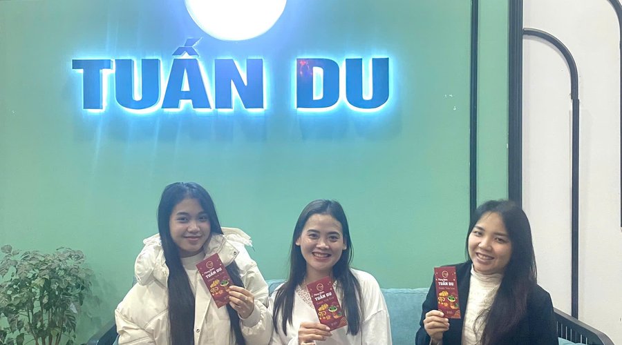Du khách nhận được lì xì may mắn đầu năm của MASSAGE TUẤN DU