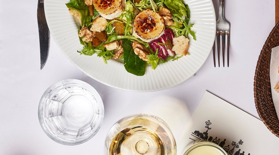 Salad de Chèvre chaud med sultanas, croutons, valnødder & vinaigrette 