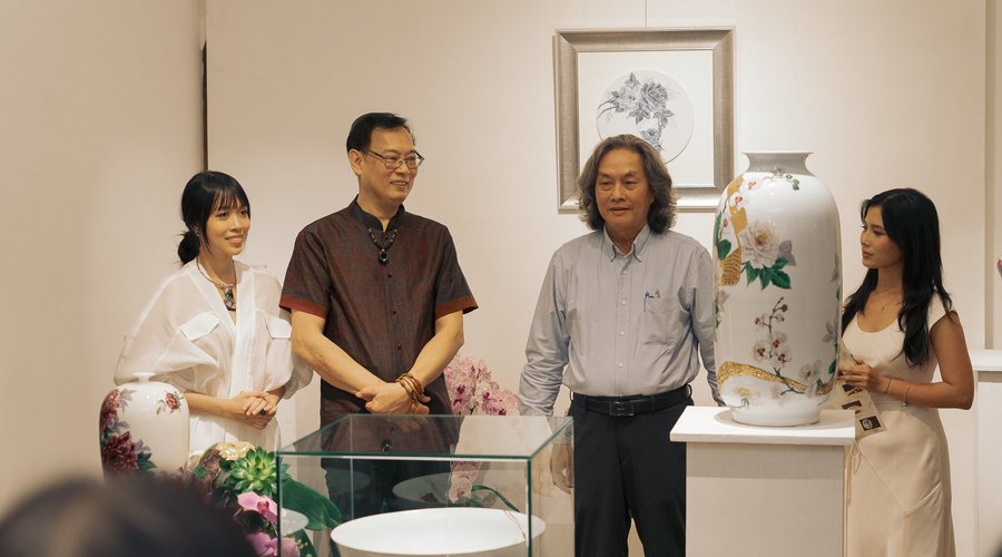 "Hoa trên sứ"exhibition